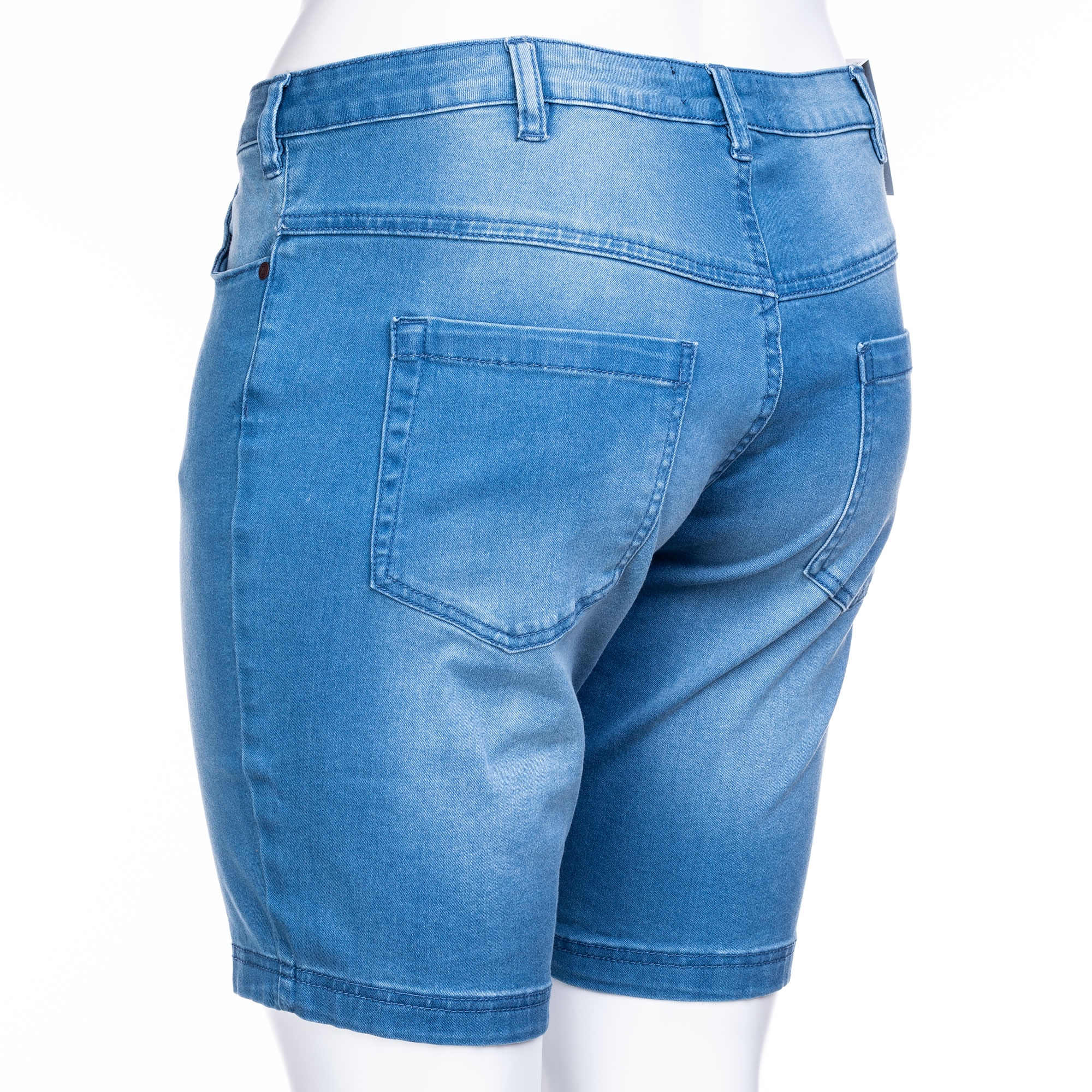 Lyseblå denim shorts med masser af stræk fra Zizzi