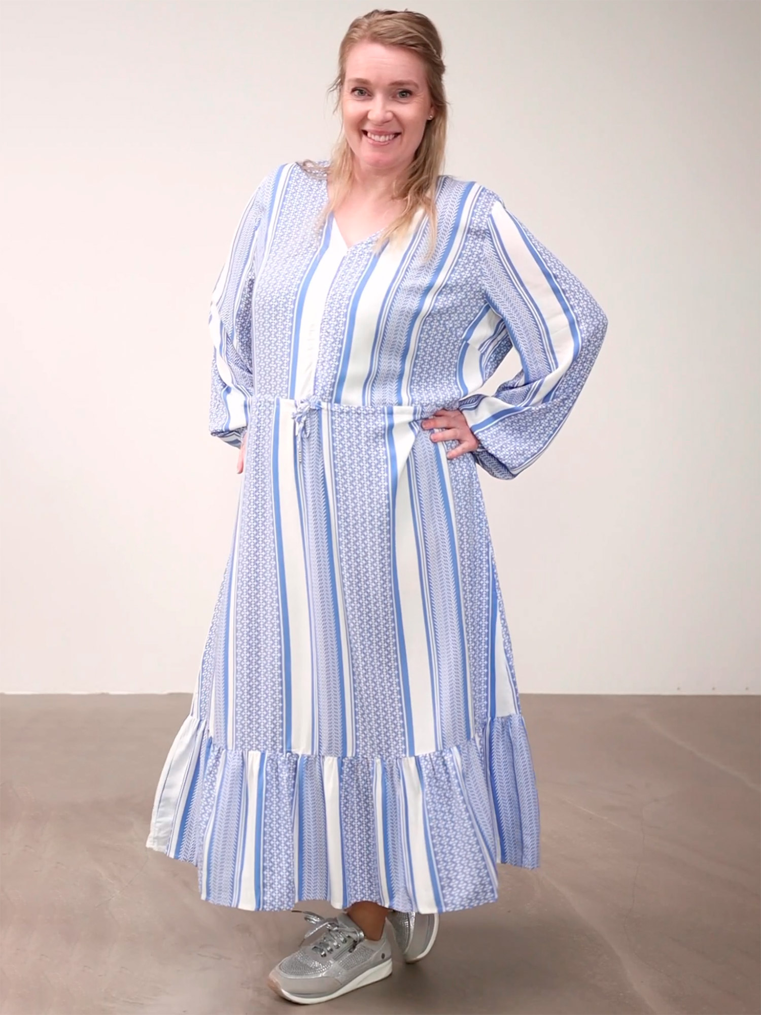 Billede af Only Carmakoma Carmarrakesh - Hvid viskose kjole med smart blåt mønster, 52