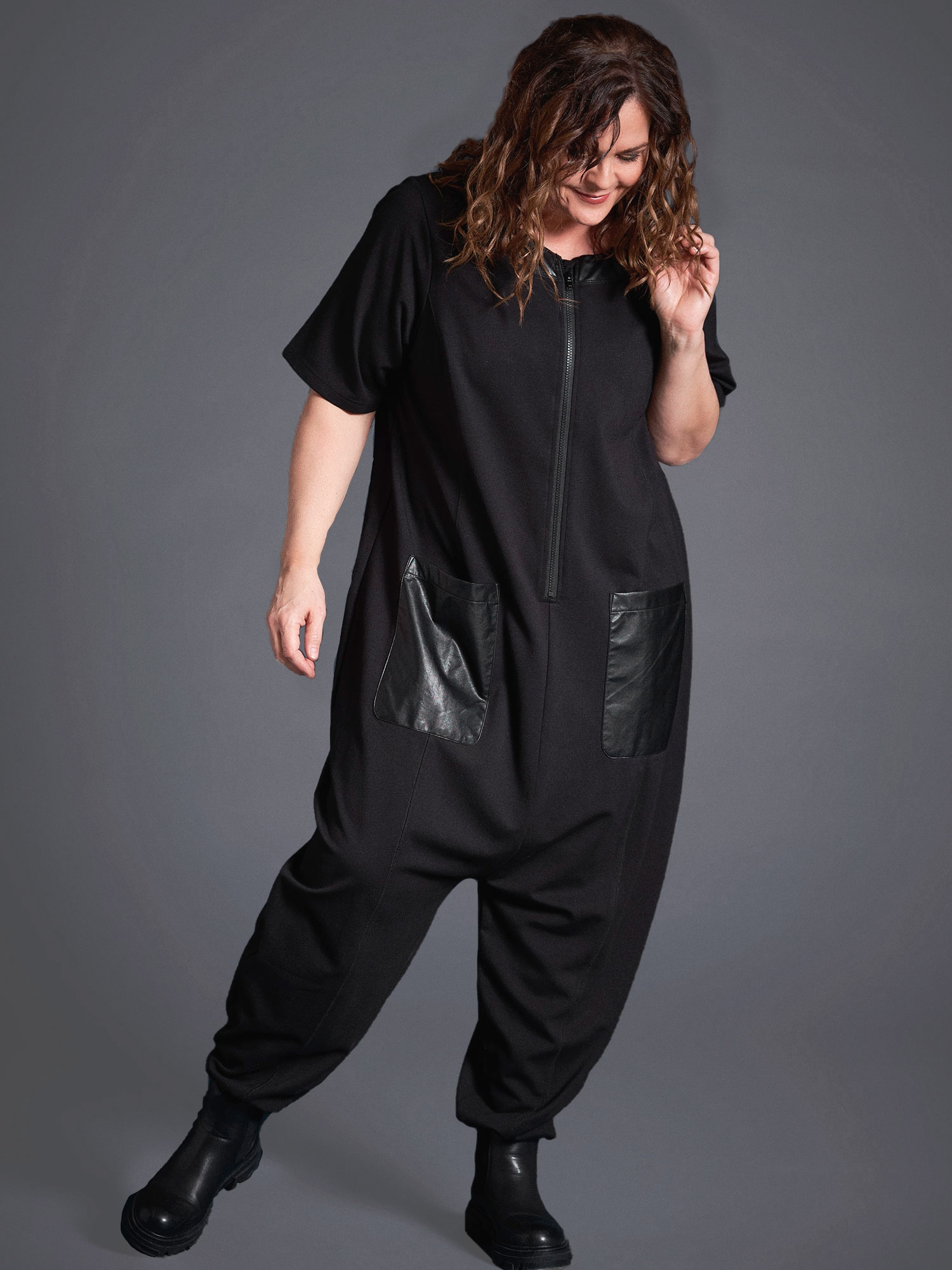 etiket Regan Rettelse Gozzip Black Super cool sort buksedragt med lynlås og fede skind look  detaljer, 46-48 / M female 46-48 / M ⋆ 999.00 DKK