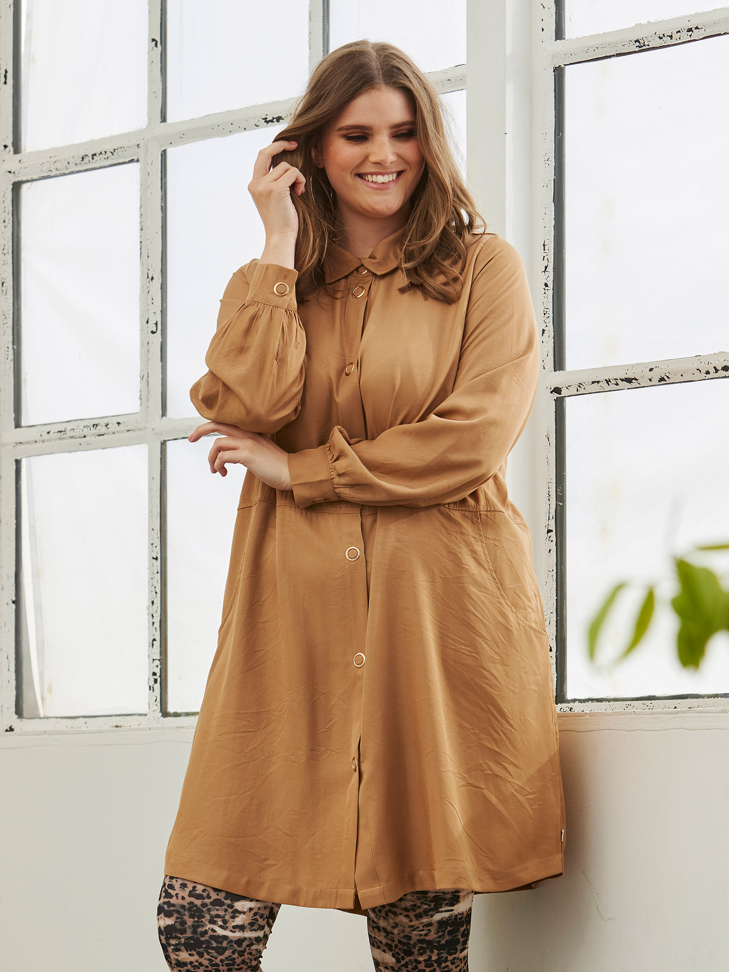 Billede af Zhenzi Lang brun skjorte kjole med flotte knapper, 42-44 / S