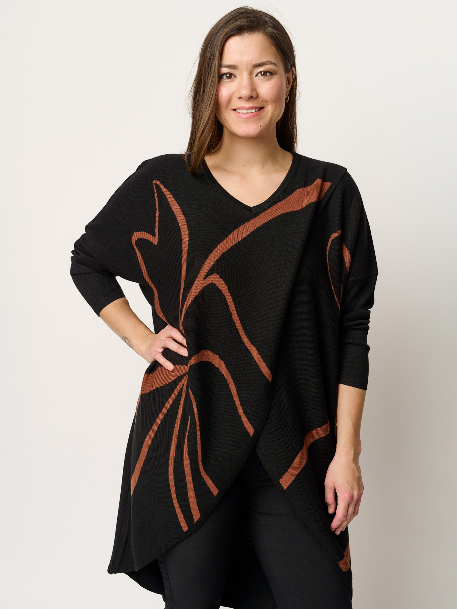 Billede af Pont Neuf Sort og nougat mønstret bluse i lækker viskose strik, 48-50 / XL