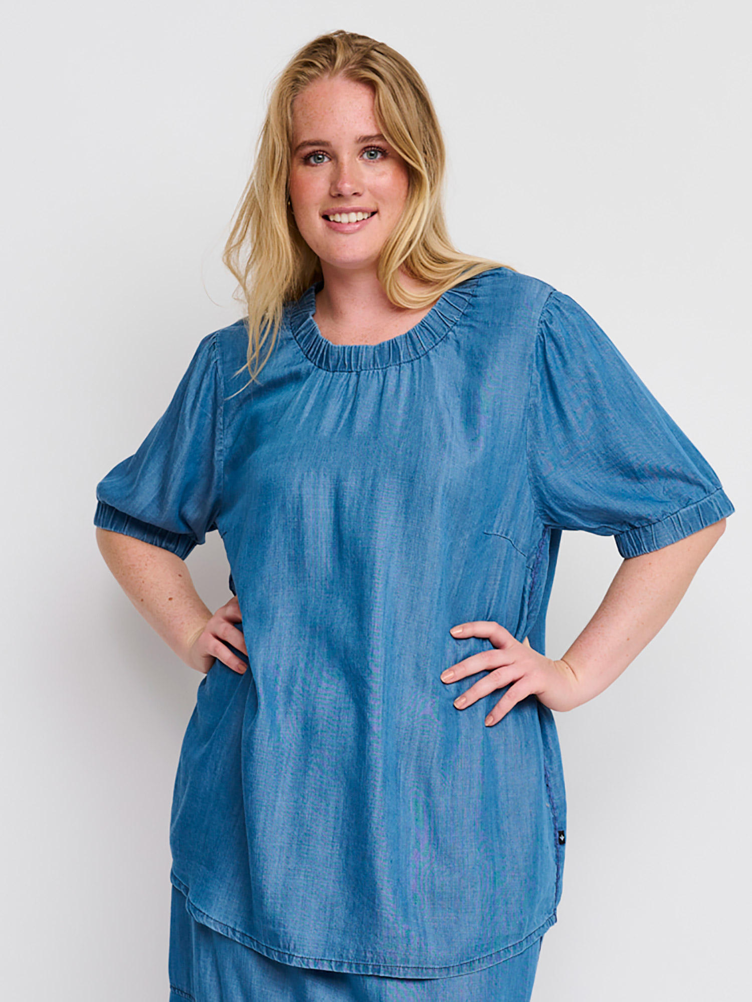 Billede af Adia Blå denim bluse med elastik i halsudskæringen, 54-56 / XL