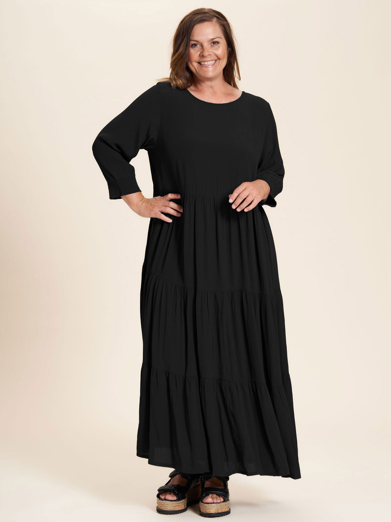Gozzip Sussie – Lang sort viskose kjole med flotte flæser, 46-48 / M