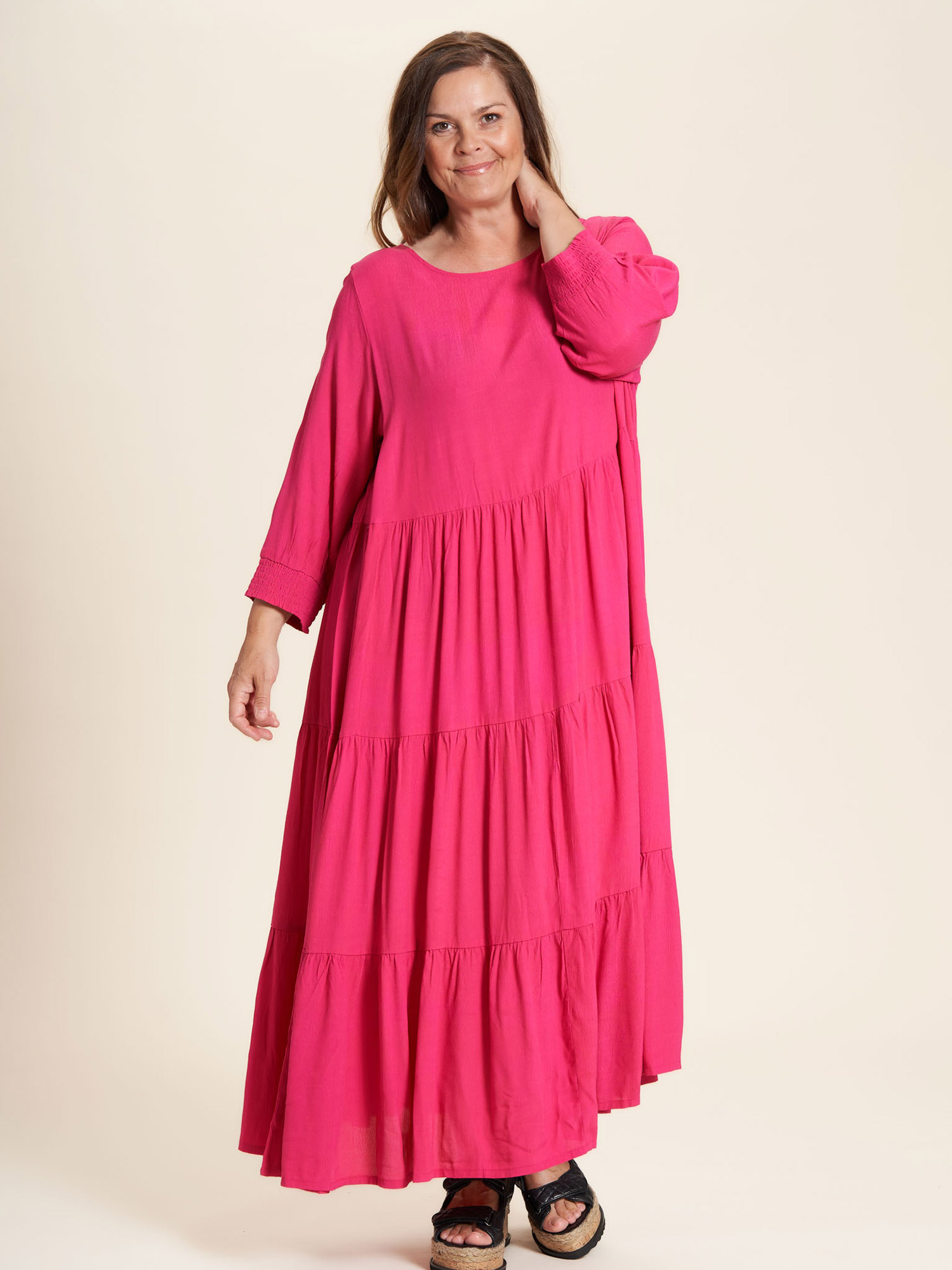 Gozzip Sussie – Lang flæse kjole i flot pink viskose, 42-44 / S