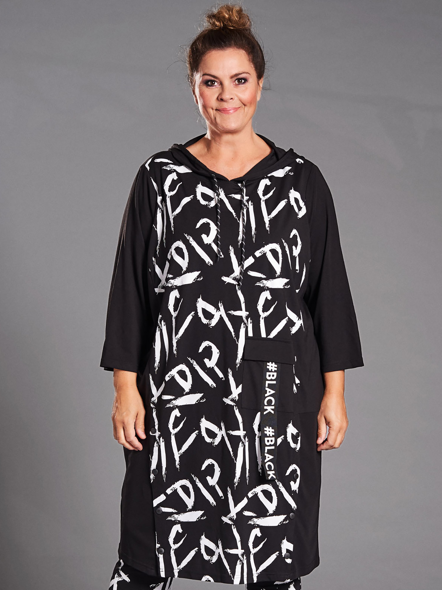 Billede af Gozzip Black Luna - Sort kjole i lækker blød jersey med hvid print og hætte, 54-56 / XL
