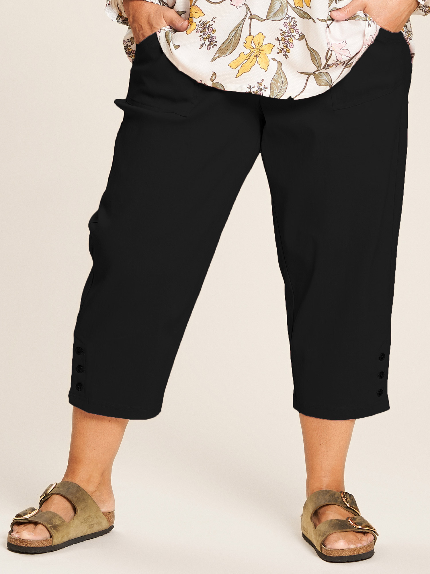 Billede af Gozzip Clara - Sorte capri bukser med flot knap detalje, 50