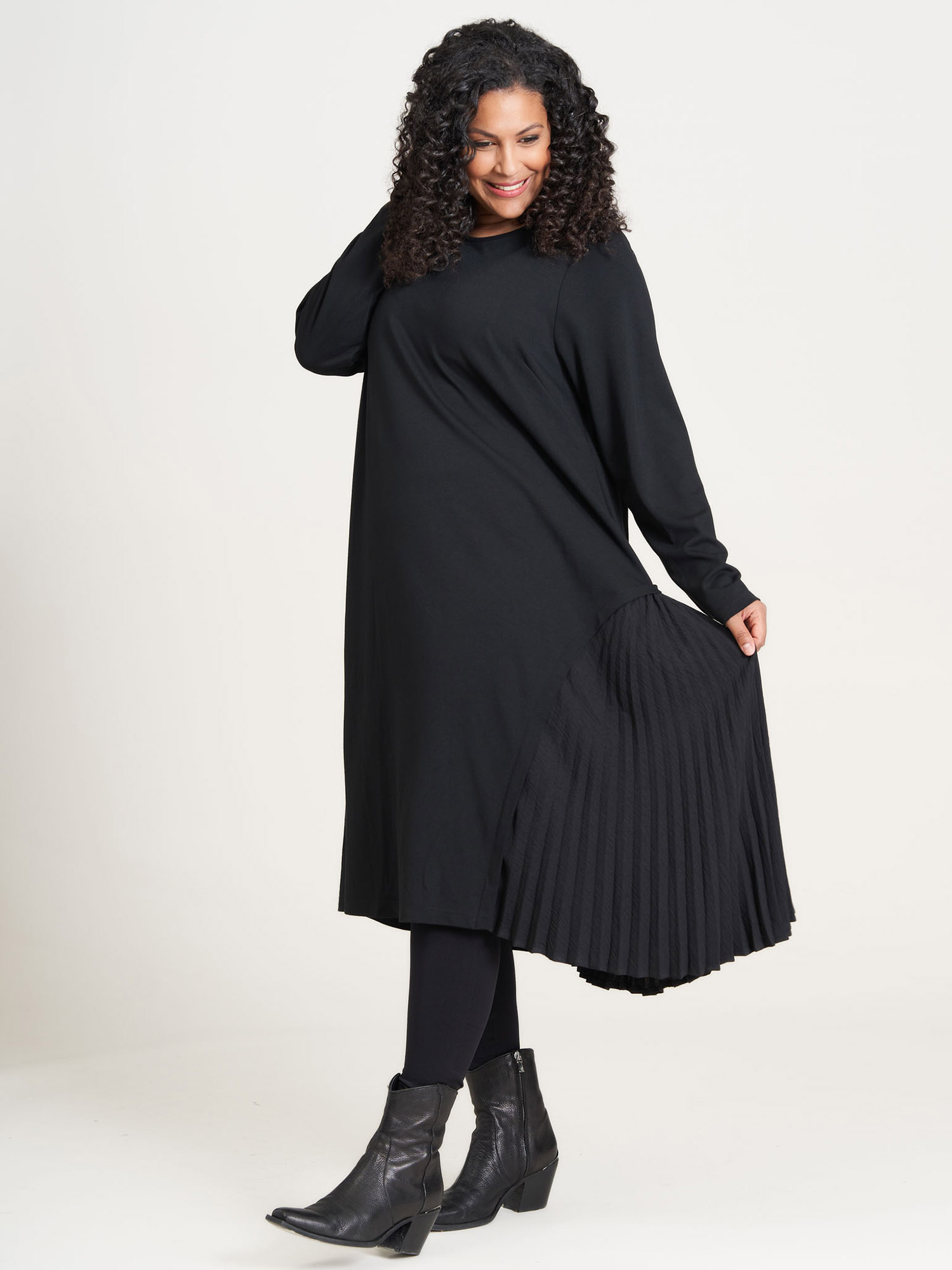 Billede af Gozzip Black Smuk sort kjole i viskose jersey, med flot plissé detalje i den..., 54-56 / XL