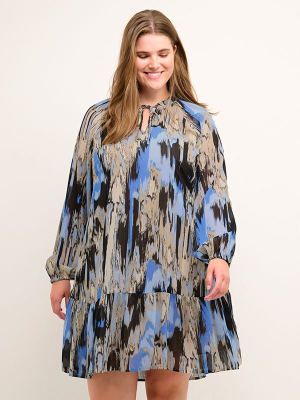 AKKY - Beige chiffon kjole med grafisk print 