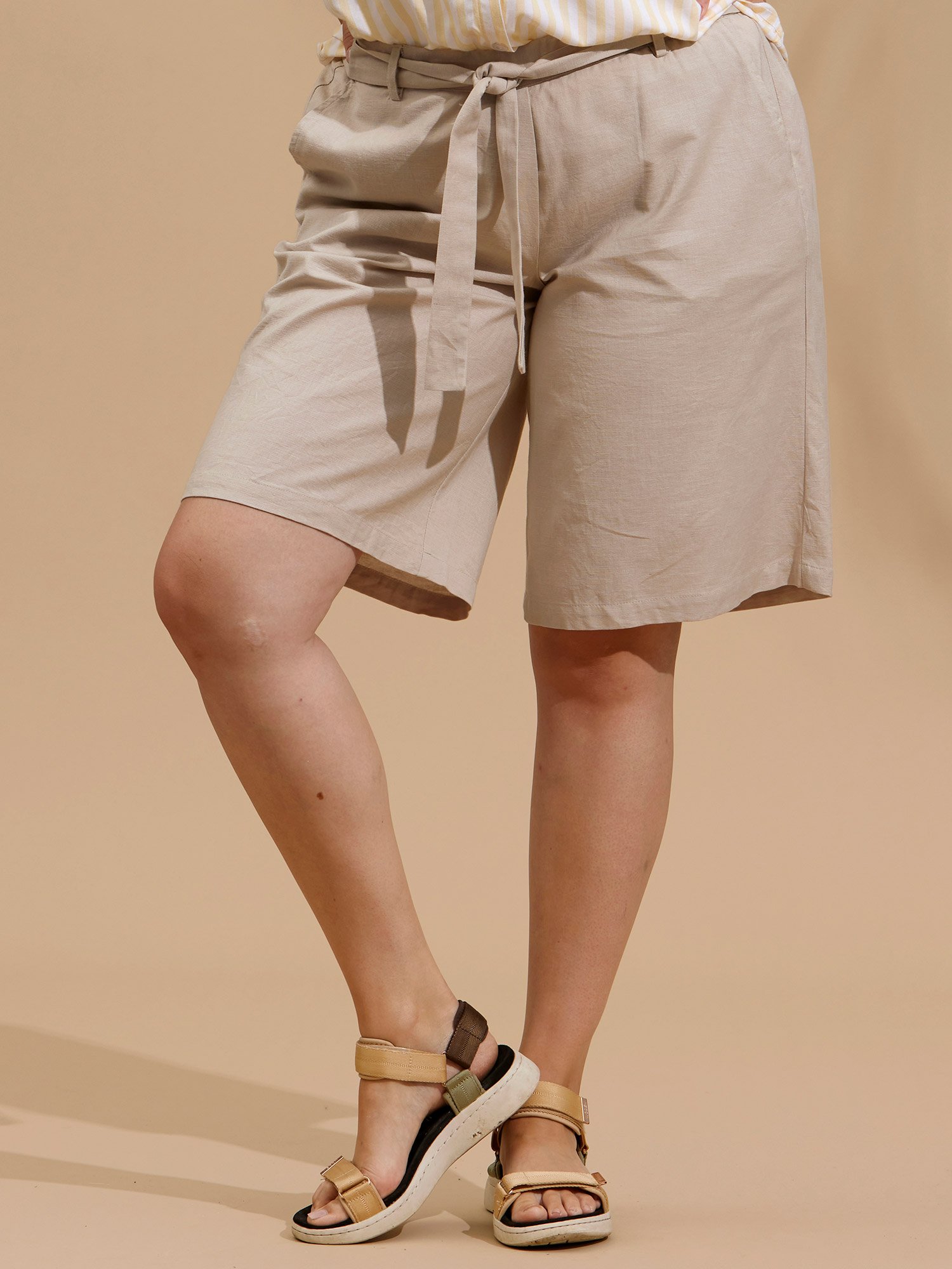 Carlea - Lyseblå shorts med volang og bindebånd