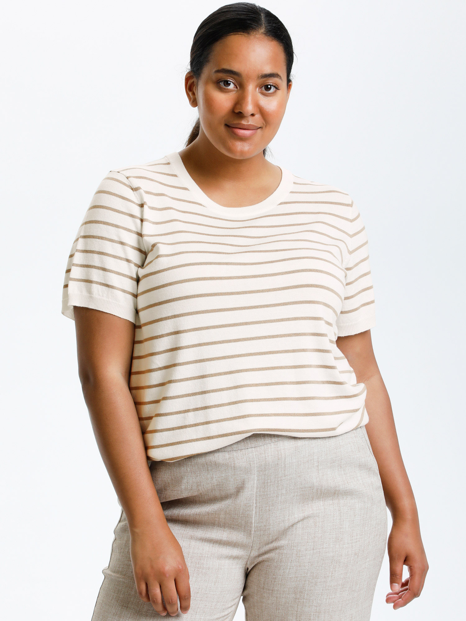 KCberana - Flott lyseblå skjorte med hvite striper og fin knap ved ærmet