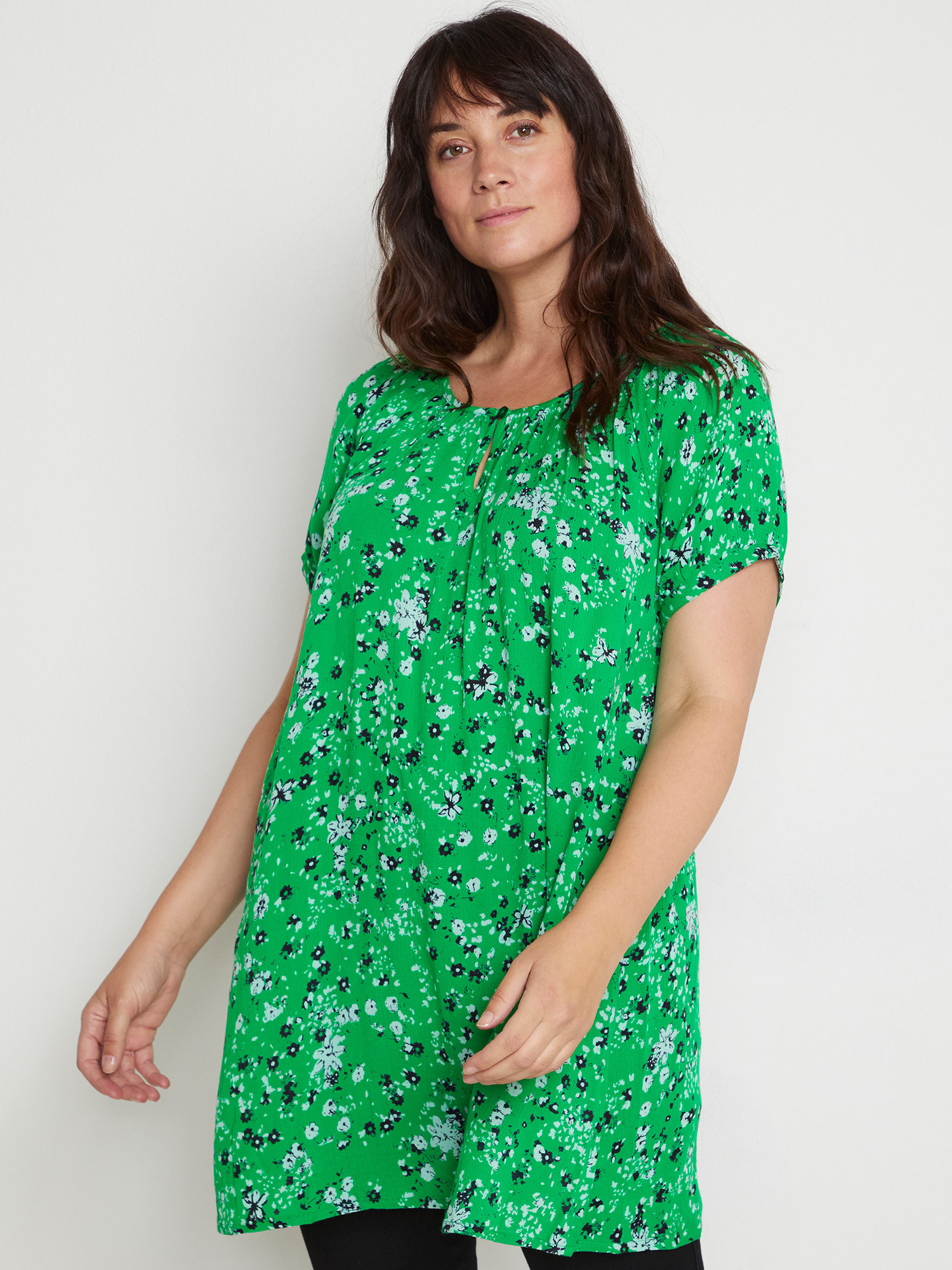 KCvilana - grønn kjole i bærekraftig viskose med flotte blomster