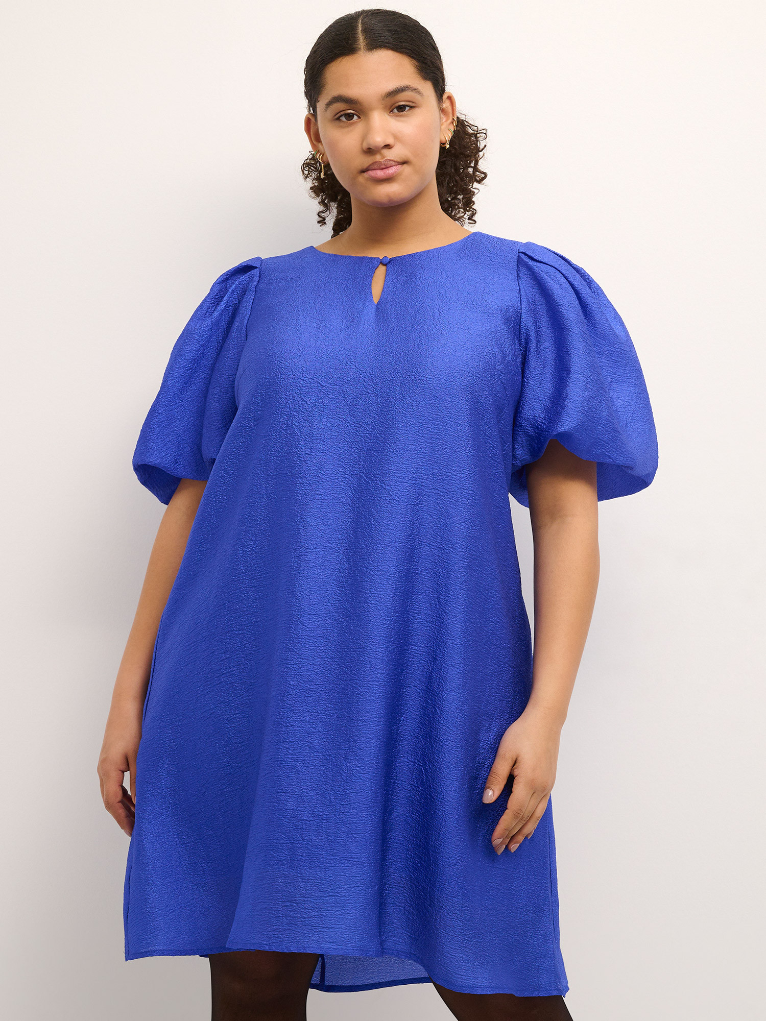 KC ROYA AMI - Svart blus i crepeviskos med fint vitt mönster