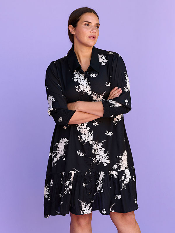 GANJA - Blå kjole med svart blomsterprint
