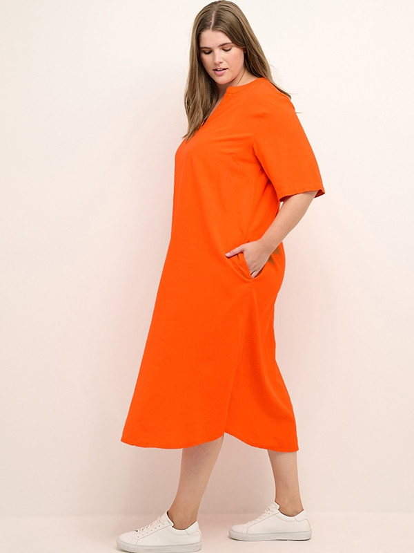 EVELYNN - Orange chiffongklänning med struktur