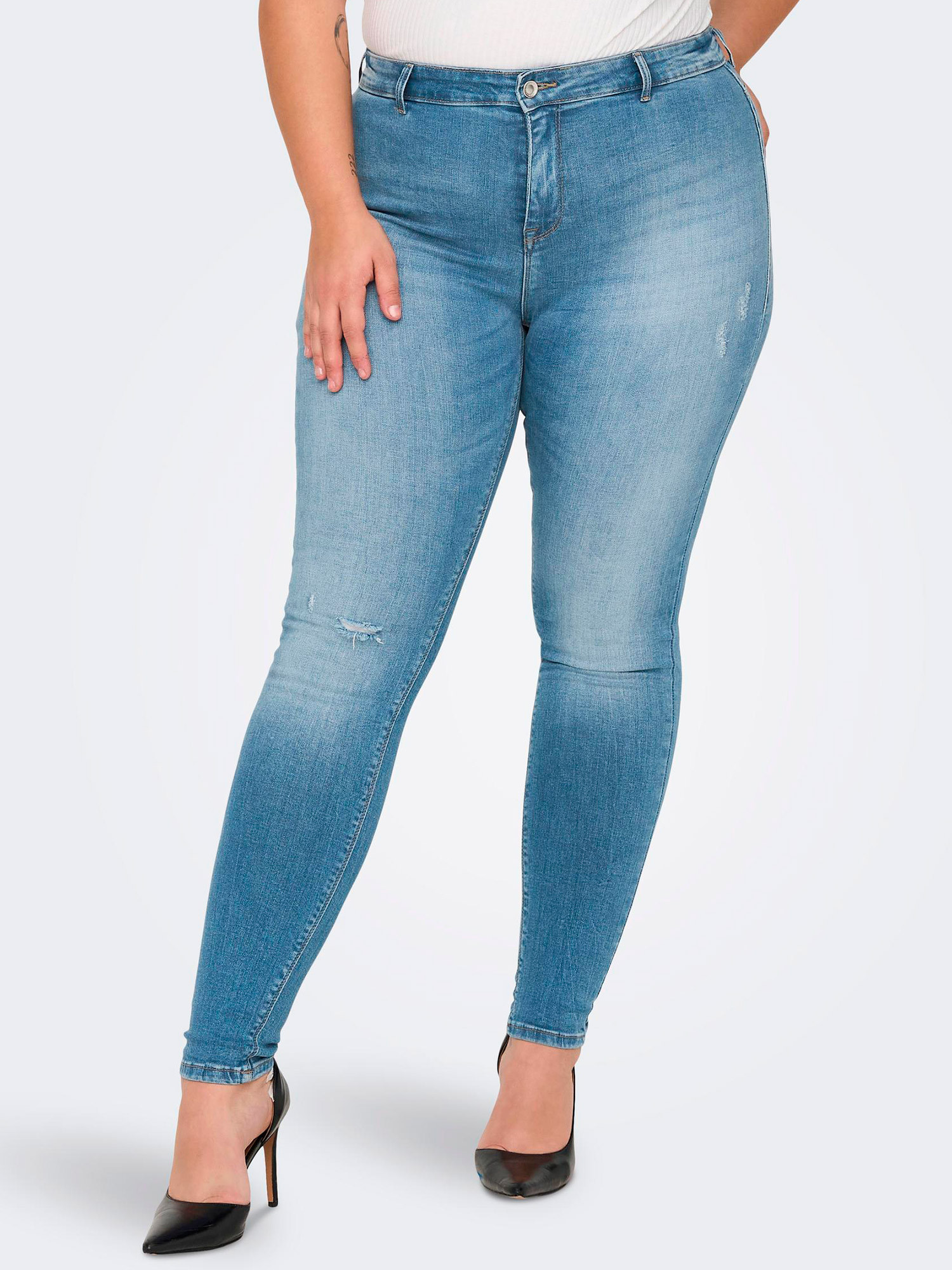 AUGUSTA - Ljusblå jeans i stretchig bomullsdenim