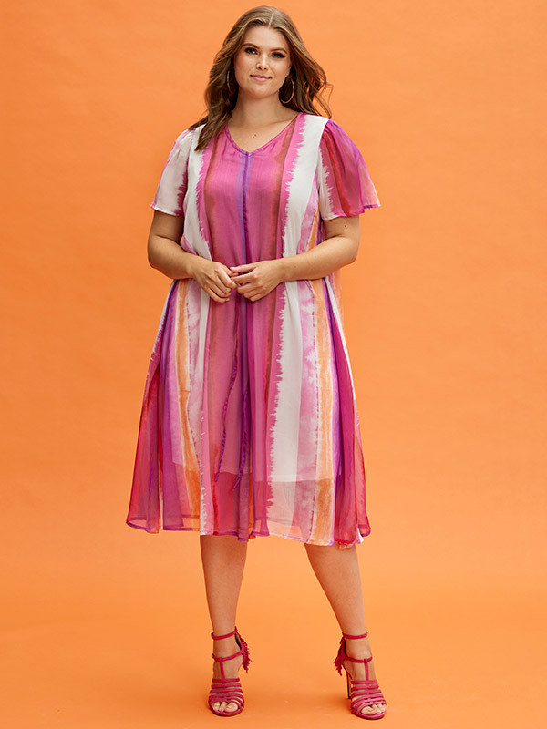 CELINA - Rosa kjole i to lag med bindebånd og trompetermer