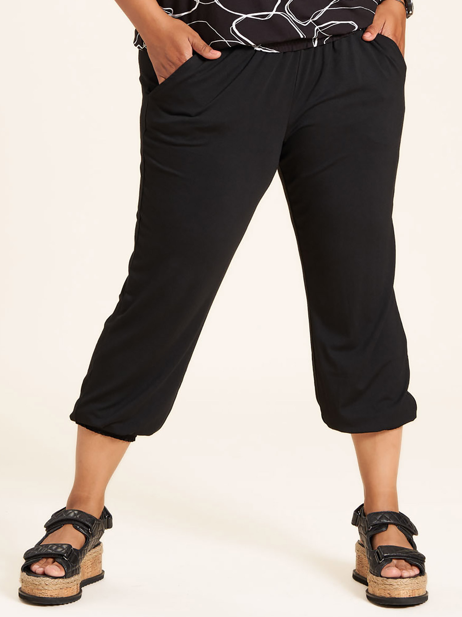 Emina - Svarta shorts i bomullstrikå med crepe yta