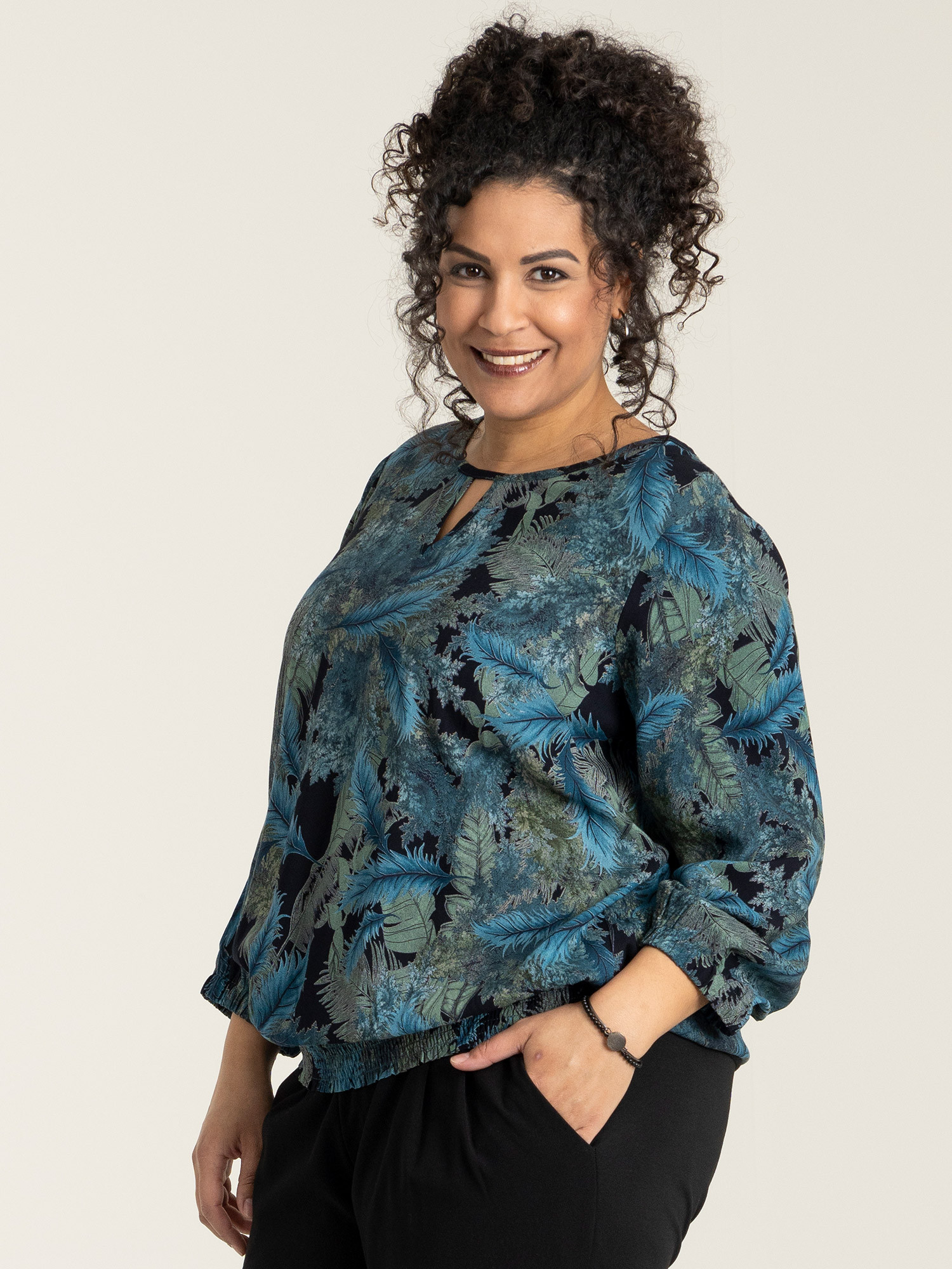 JULIA - Fin viskosskjortklänning i blå, gröna och bruna ränder