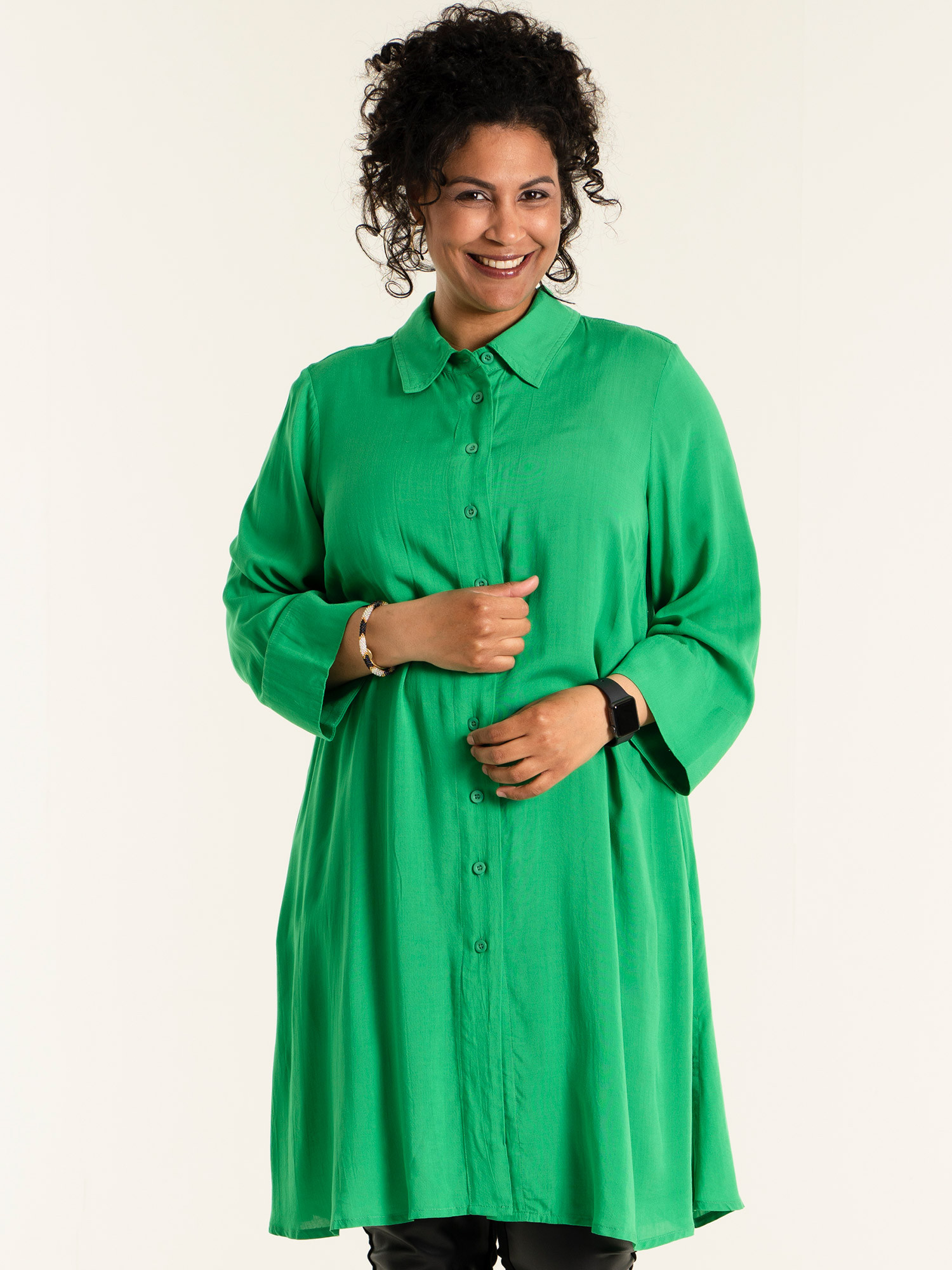 JOAN - Svart klänning i kraftig kvalitet med gröna detaljer