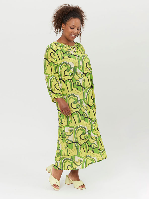BLENDA - Grön viskosklänning med mönster