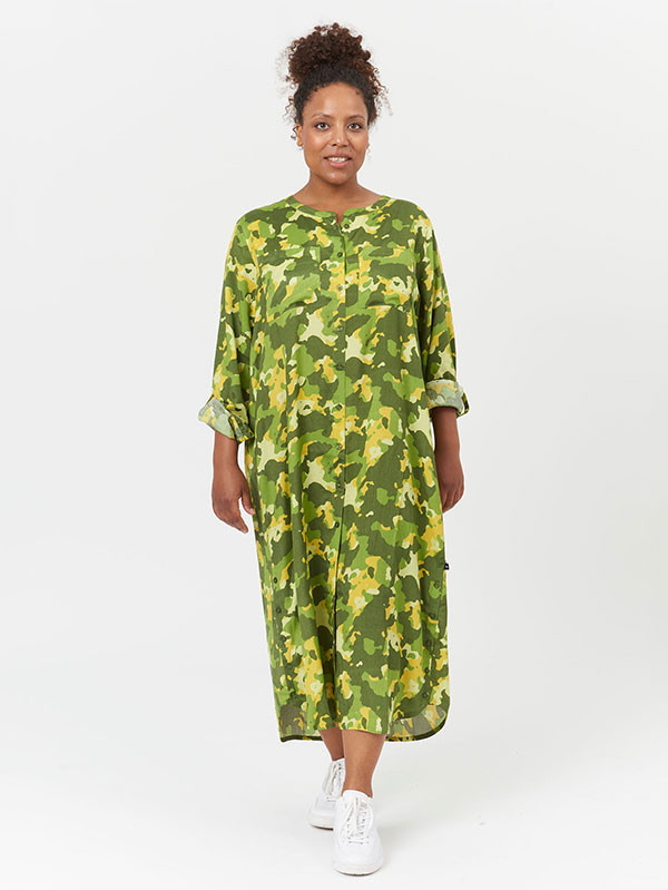 BODIL - Lång grön viskosklänning med vackert mönster