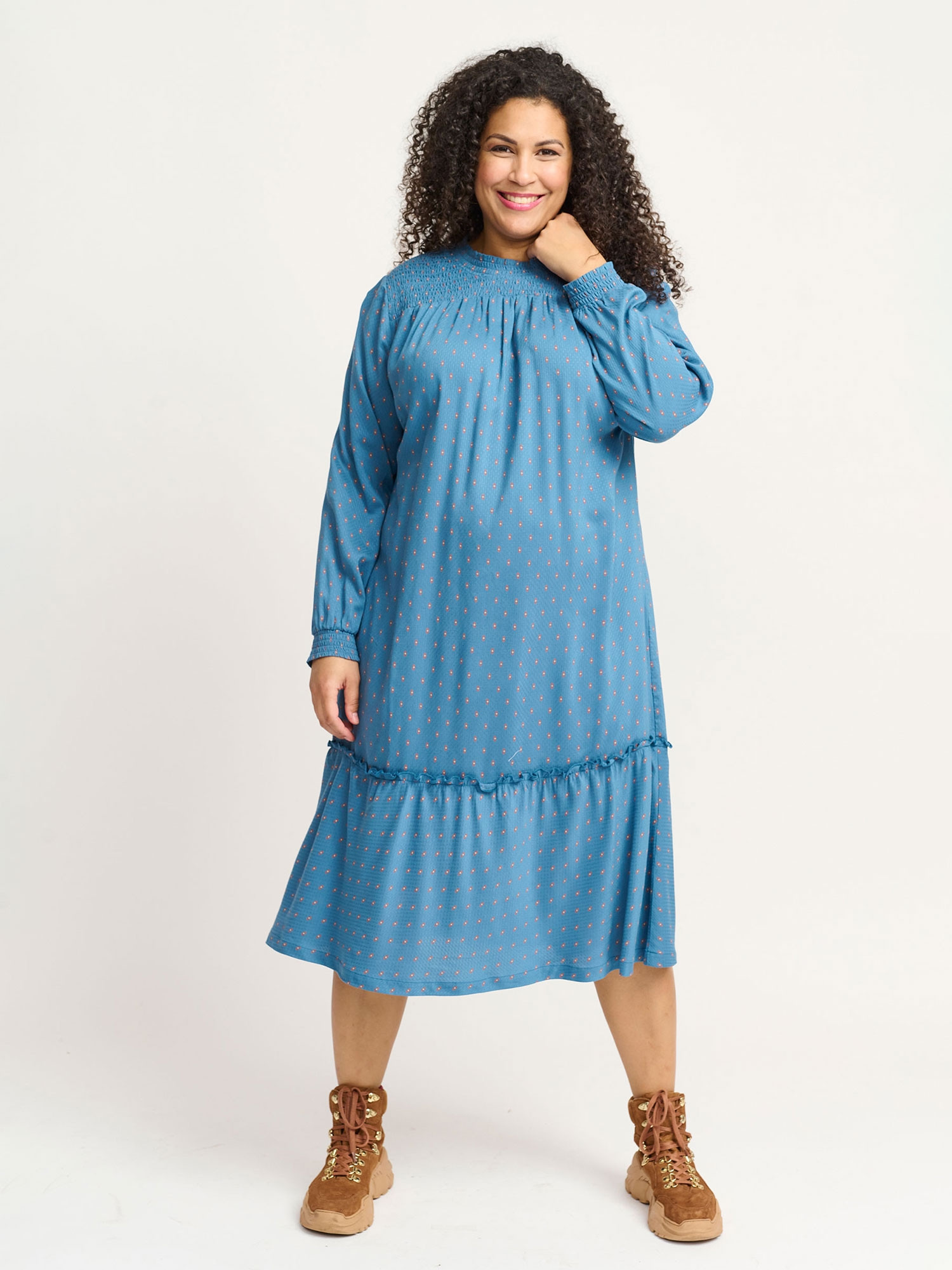 MARTA - Super flot skjorte kjole med retro print i blå og gyldne toner 