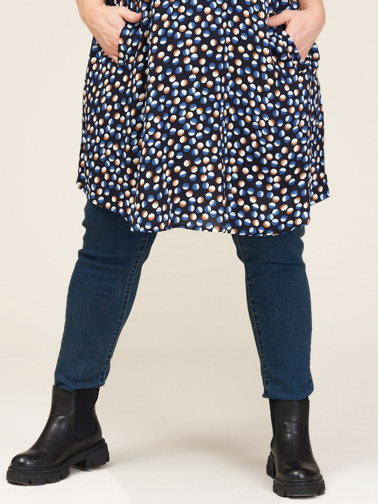 JOHANNE - Viskosskjorttunika i svart med fickor