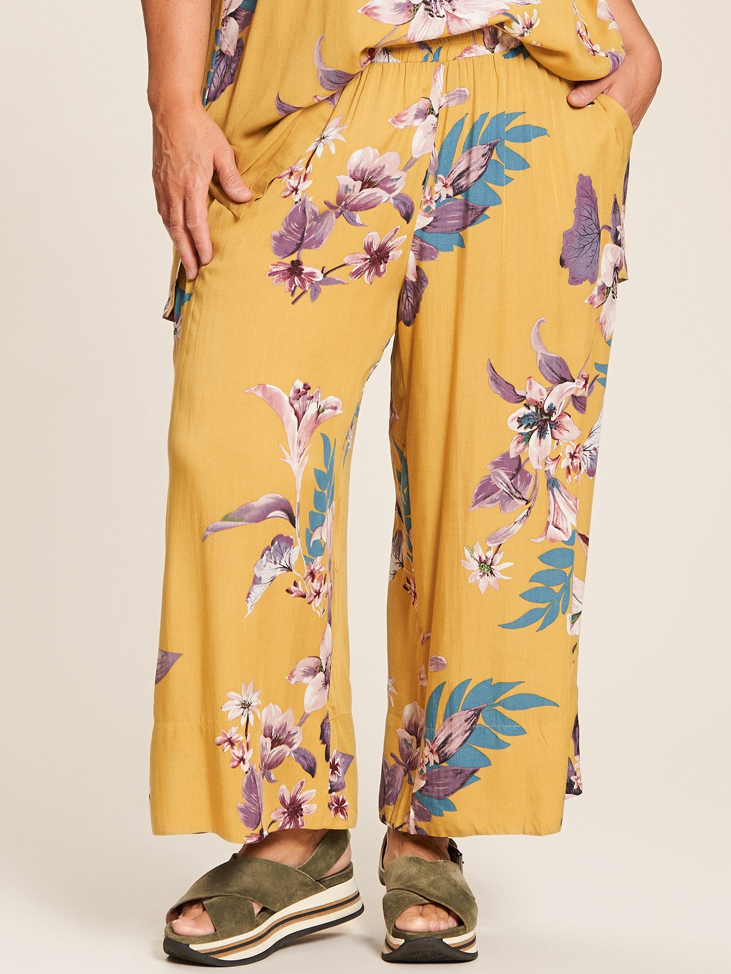 Ulrikke - Vit skjorta tunika i läcker viskos med vackra blommor