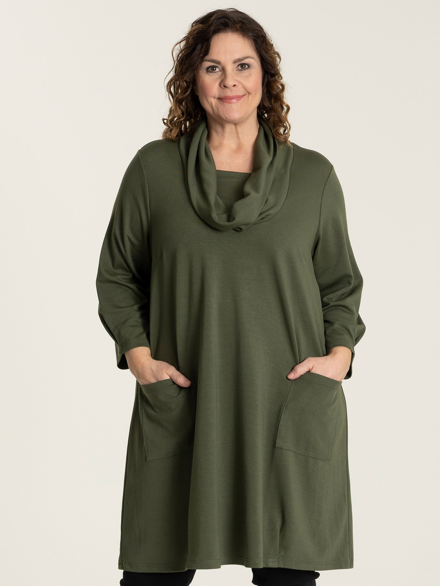 Gerda - Lækker viskose skjorte tunika i smart grønt camouflage print