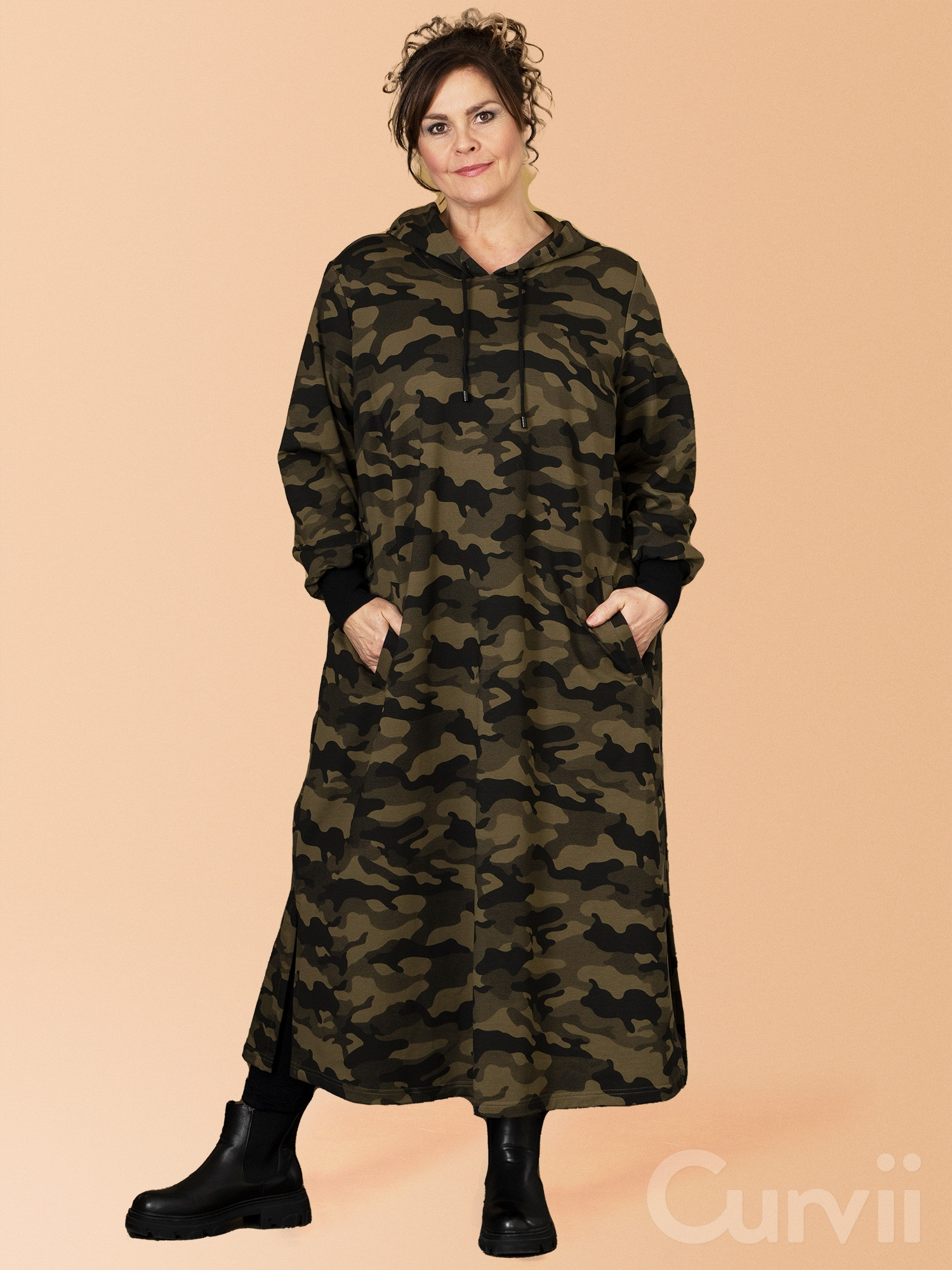 ANELISE - Lång klänning i kraftig bomullssweat med brunt armétryck