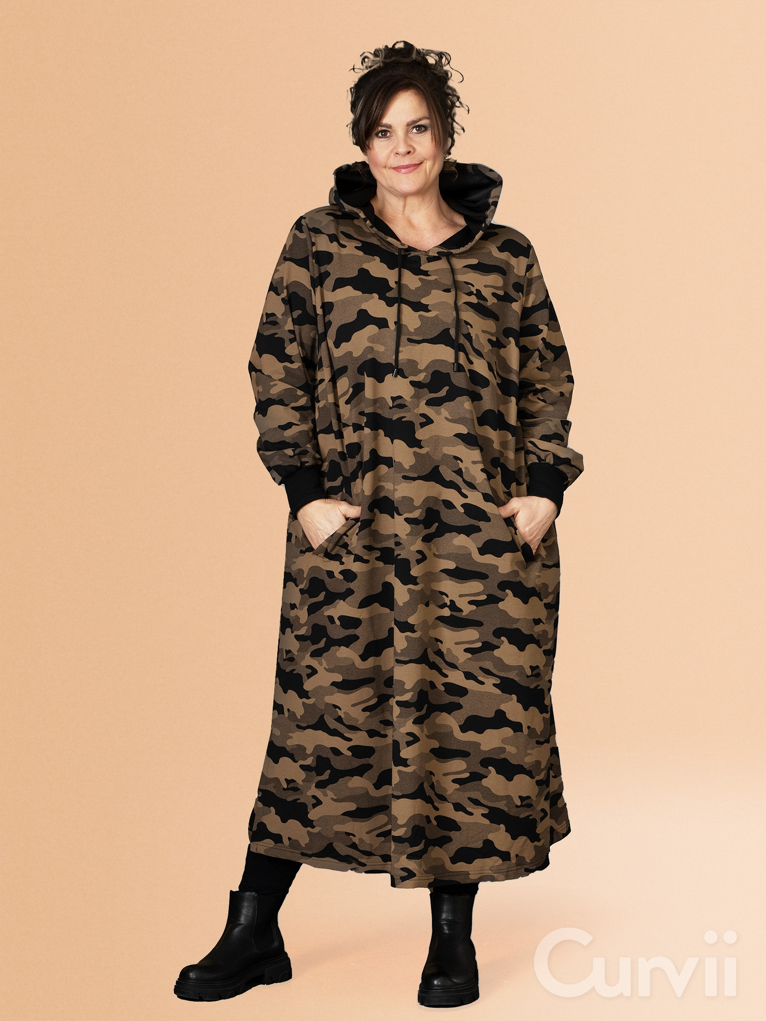 PIA - Oversize kjole i bomullsweat med brunt camouflageprint