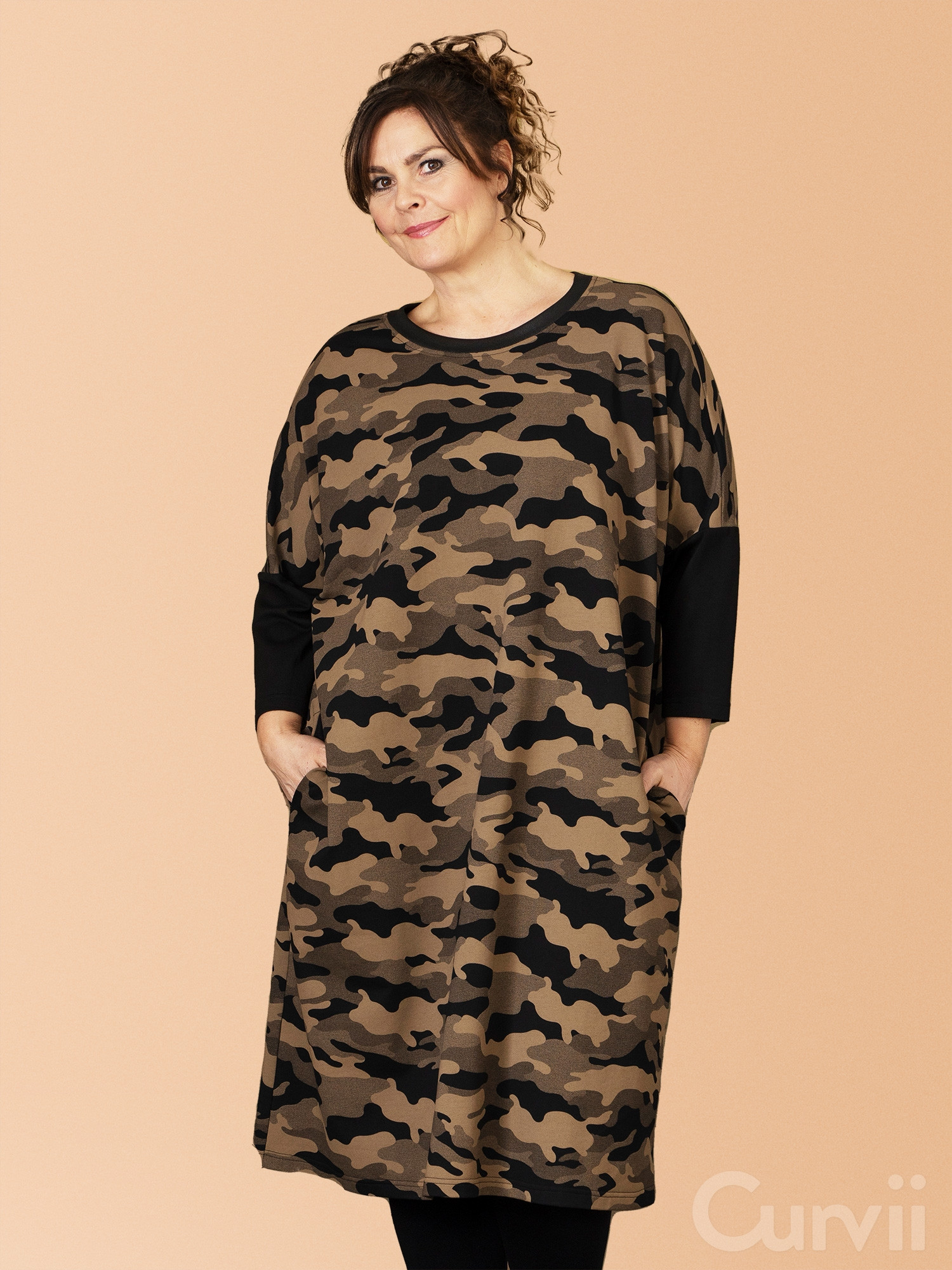 SARAH - svart tunika med rått camouflageprint i kraftig bomullsjersey