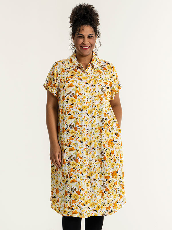 SIGNE - Svart klänning med stora gula solrosor