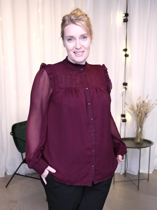 Bordeaux skjorte bluse i elegant look fra Only Carmakoma