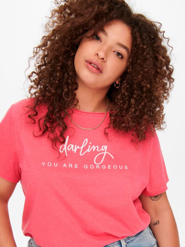 Pink bomulds t-shirt med statement fra Only Carmakoma
