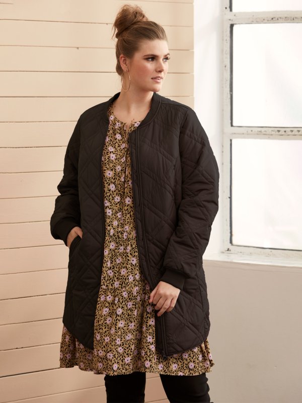 sort jakke med flot quiltet mønster fra Zhenzi