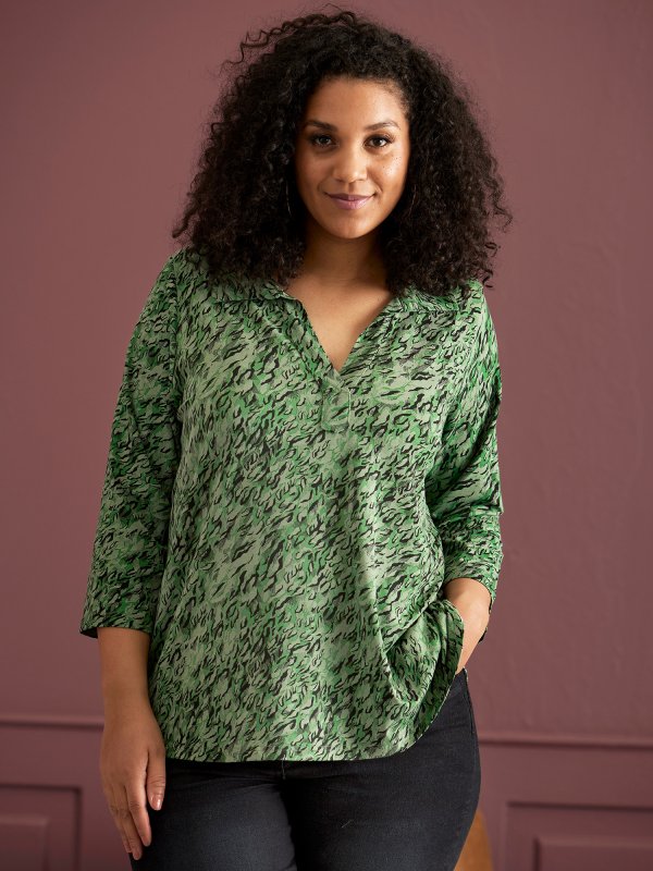 DALLAS - Lækker bluse i viskose jersey i smart grønt print fra Zhenzi