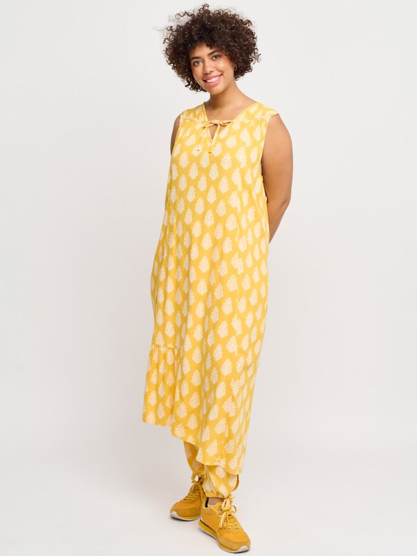 Flot gul viskose kjole med hvid print fra Adia