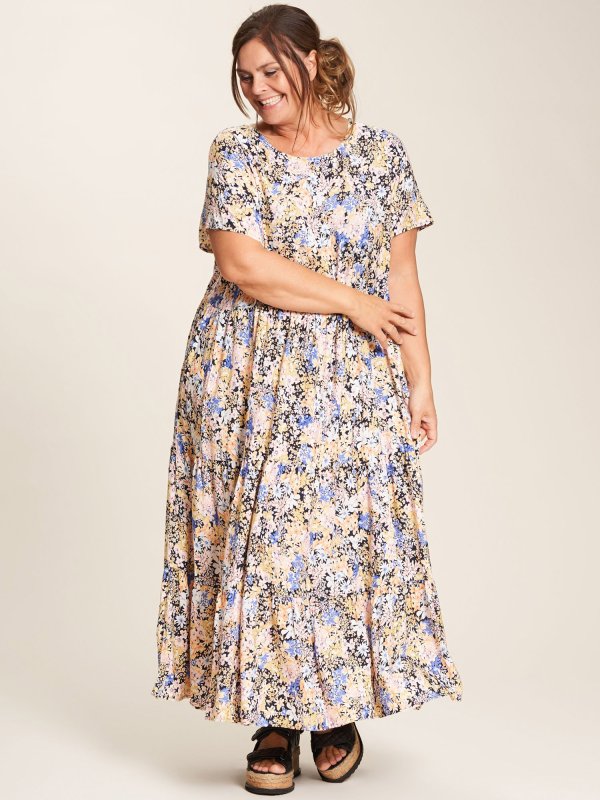 Karoline - Sort viskose kjole med det fineste blomster print fra Gozzip