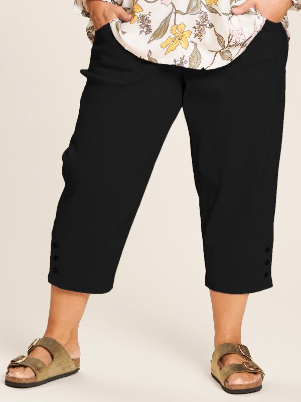 Clara - Sorte capri bukser med flot knap detalje fra Gozzip
