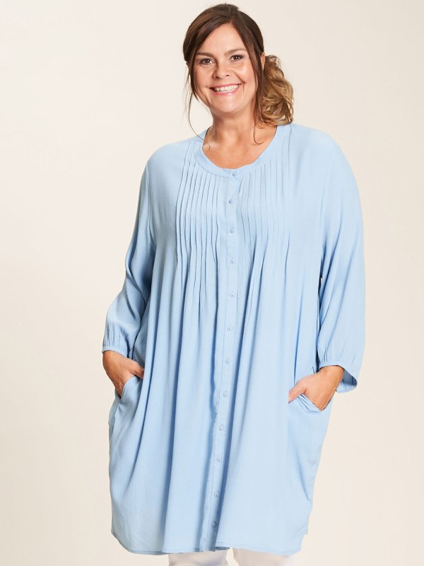 Johanne - Flot skjorte tunika i lyseblå med lommer fra Gozzip
