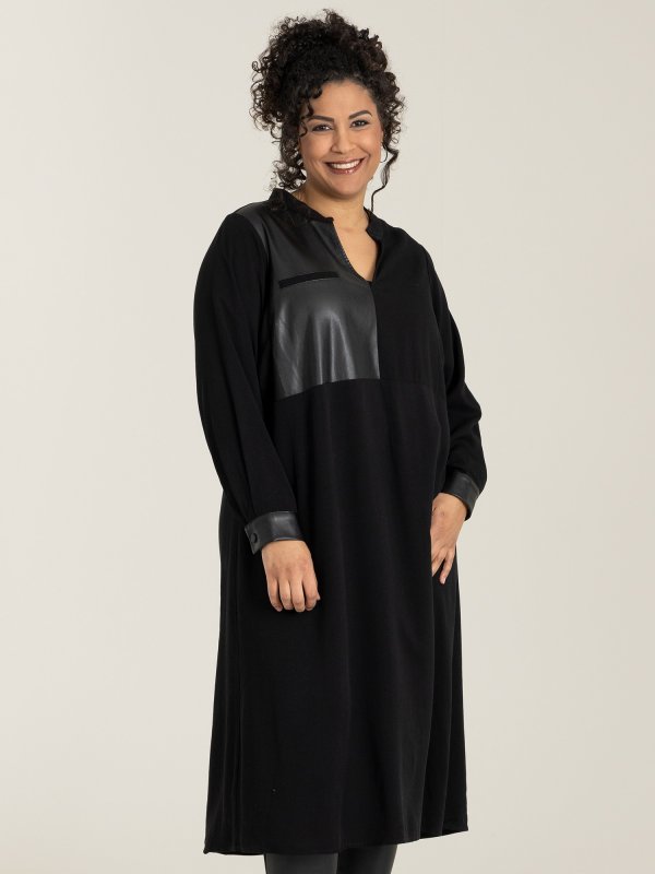 SANNE - Sort viskose kjole med smarte detaljer i læder look fra Studio
