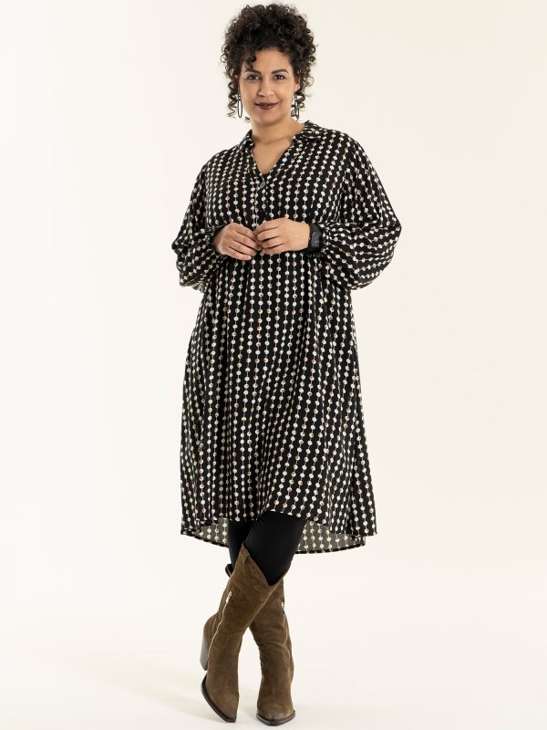 Gunda - Sort viskose kjole med med råhvide og brune prikker fra Studio