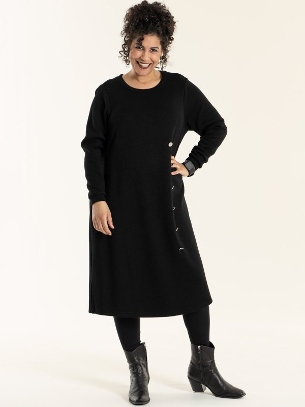 Annemette - Lækker sort strik kjole med fine pynte knapper fra Studio