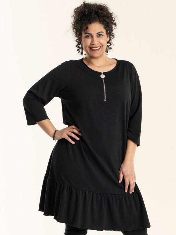 Benedikte - Lækker sort jersey kjole med lynlås og flæsekant fra Studio