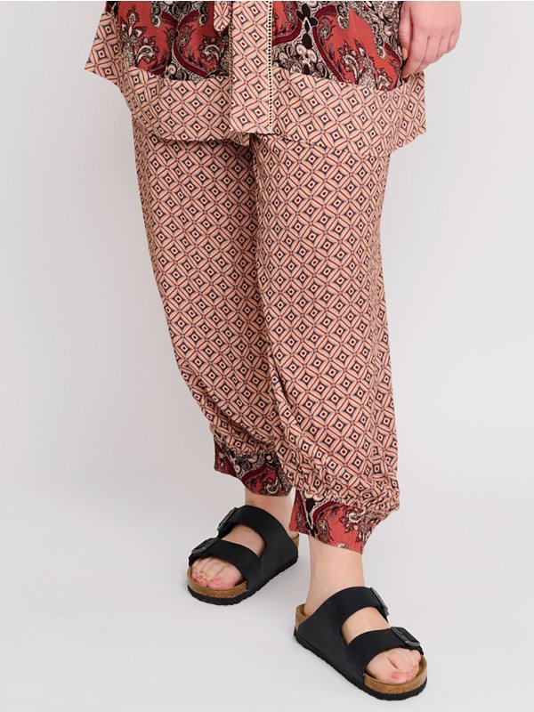 Viskose bukser i smart print fra Adia