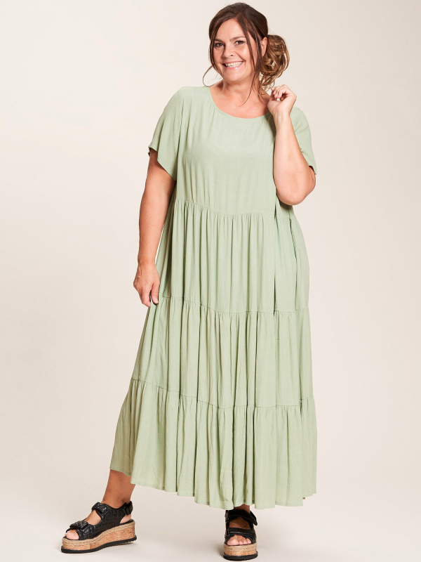 Sussie - Flot lang flæse kjole i lys grøn viskose i ekstra høj kvalitet fra Gozzip