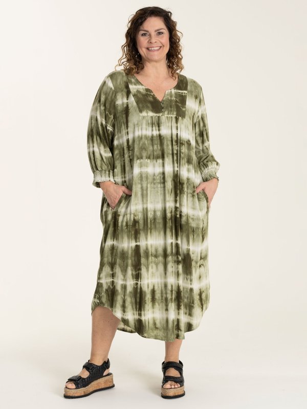 ALICE - Let viskose kjole med V-hals i flot grøn batik fra Gozzip