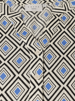 Kaffe Curve SONNA - Lys viskose bluse med grafisk print i blå og sort