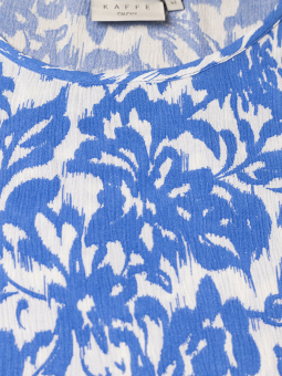 Kaffe Curve ELLA AMI - Hvid viskose bluse med blåt mønster